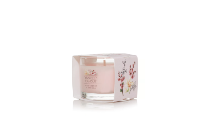 Yankee Candle Votivkerze im Glas neben ihrer bedruckten Verpackung