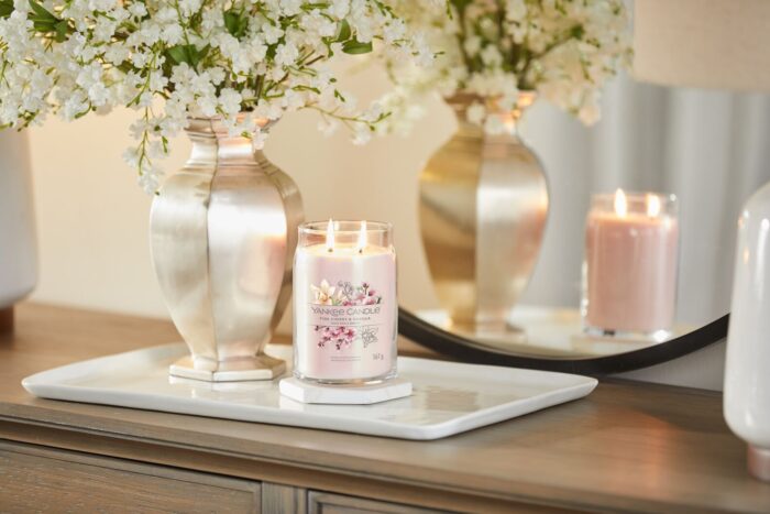 Brennende Yankee Candle Kerze auf Tablett vor einem Spiegel
