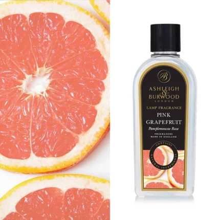 Flasche mit Pink Grapefruit Lamp Fragrance neben aufgeschnittenen Grapefruits