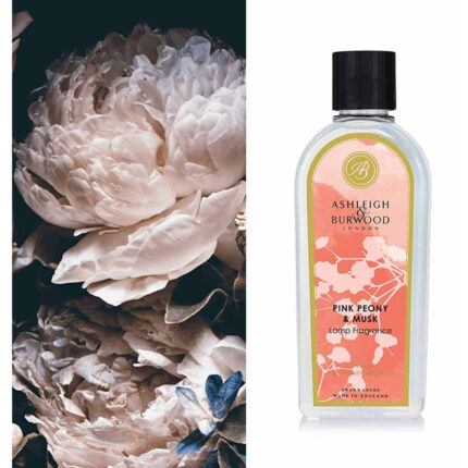 Flasche Pink Peony & Musk Lamp Fragrance neben einer großen Blüte