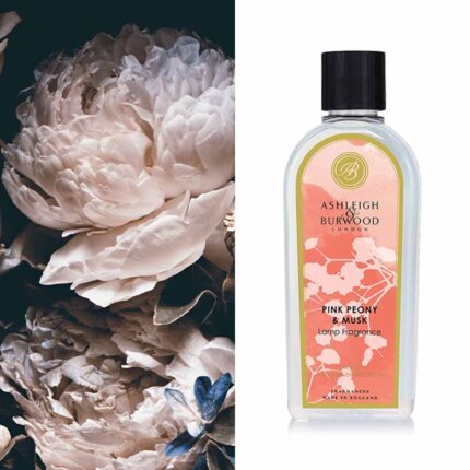 Flasche Pink Peony & Musk Lamp Fragrance neben einer großen Blüte