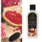 Flasche Ashleigh & Burwood Lamp Fragrance Pink Pepper & Tonka neben roten Beeren