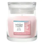 Pink Sands Duftkerze von Yankee Candle im Glas vor weißem Hintergrund
