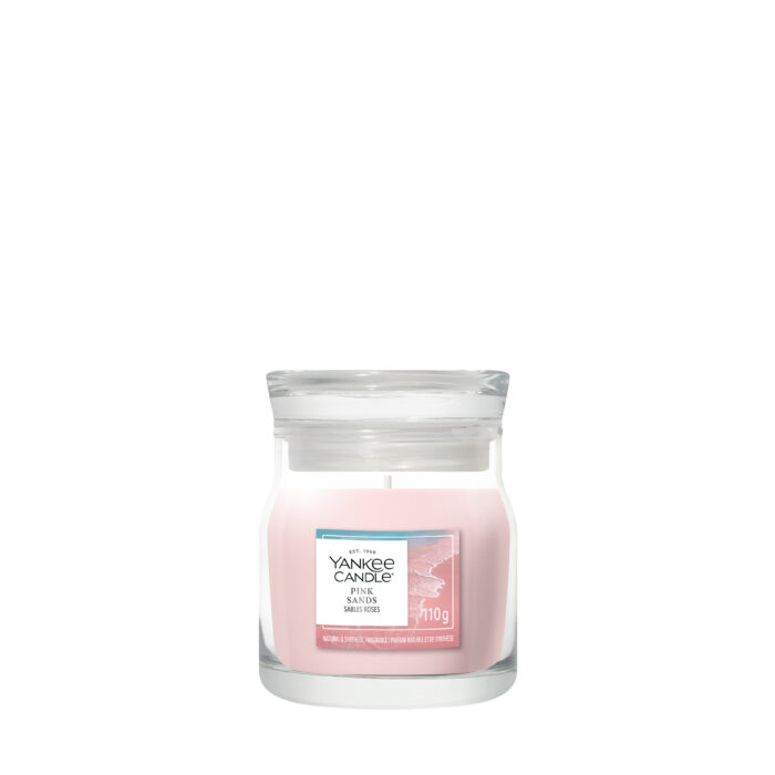 Pink Sands Duftkerze von Yankee Candle im Glas vor weißem Hintergrund