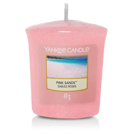 Nahaufnahme einer rosa Yankee Candle Pink Sands Kerze mit Strandmotiv