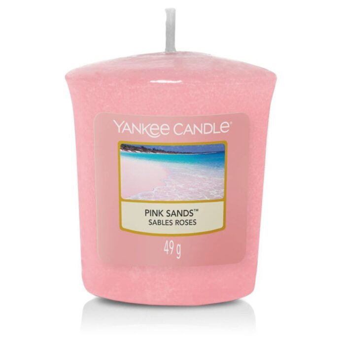 Nahaufnahme einer rosa Yankee Candle Pink Sands Kerze mit Strandmotiv