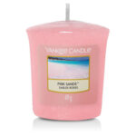 Rosa Yankee Candle Pink Sands Kerze mit sichtbarem Docht und Etikett
