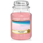 Nahaufnahme einer Yankee Candle Pink Sands Kerze mit sichtbarer Angabe 623 g