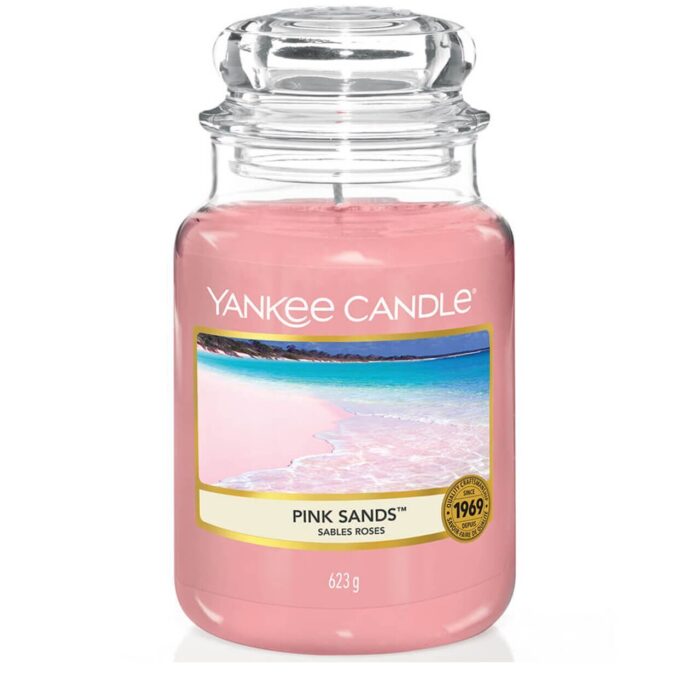 Nahaufnahme einer Yankee Candle Pink Sands Kerze mit sichtbarer Angabe 623 g