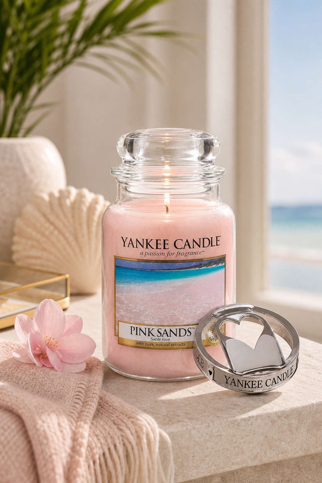 Pink Sands Kerze mit Glasdeckel und Kerzenring auf einer dekorierten Ablage