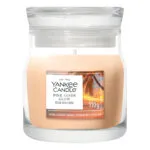 Yankee Candle Pink Sands Glow Duftkerze im Glas auf weißem Hintergrund