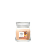 Yankee Candle Pink Sands Glow Duftkerze im Glas auf weißem Hintergrund