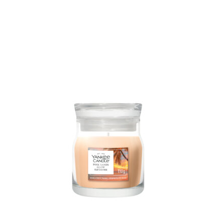 Yankee Candle Pink Sands Glow Duftkerze im Glas auf weißem Hintergrund