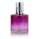 Pink-violette Duftlampe mit silberfarbenem Zylinderaufsatz auf weißem Hintergrund