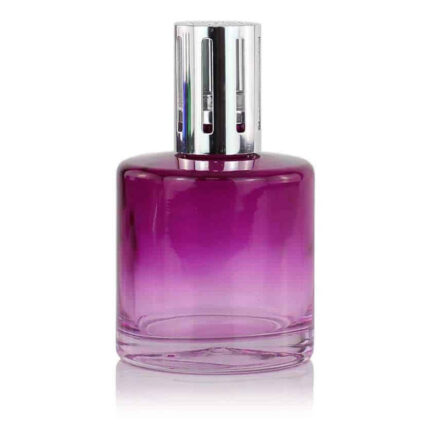 Pink-violette Duftlampe mit silberfarbenem Zylinderaufsatz auf weißem Hintergrund