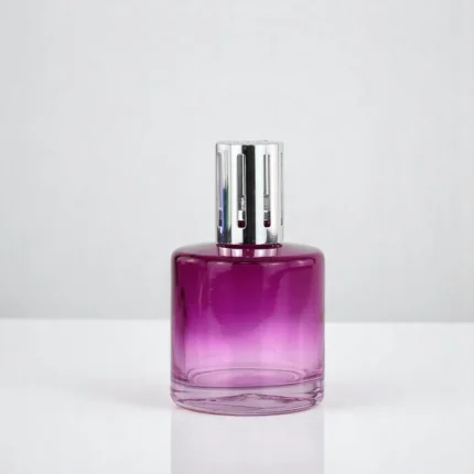 Pink-violette Duftlampe mit silberfarbenem Zylinderaufsatz