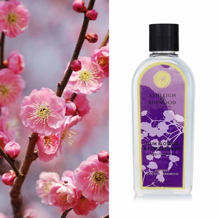 Flasche mit Etikett Plum Blossom & Pomegranate vor rosafarbener Blütenkulisse