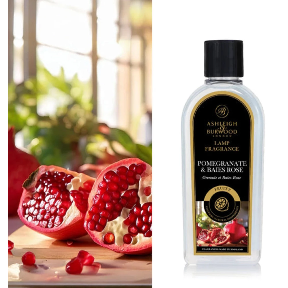 Pomegranate & Baies Rose Lampenöl Flasche mit Ashleigh & Burwood Pomegranate & Baies Rose Lamp Fragrance neben Granatapfelhälften