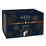 Dunkelblaue Maison Berger Verpackung mit floralen Ornamenten