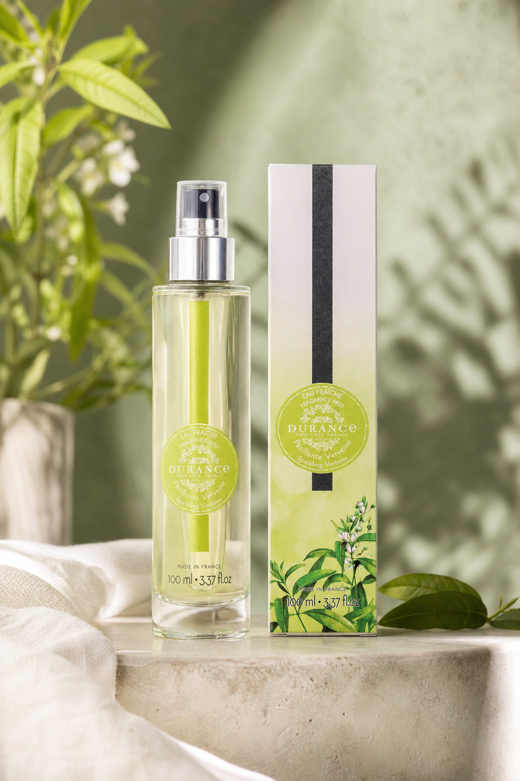 Prickelnde Verbene Eau Fraiche 100ml in einer stimmungsvollen Anwendungsszene