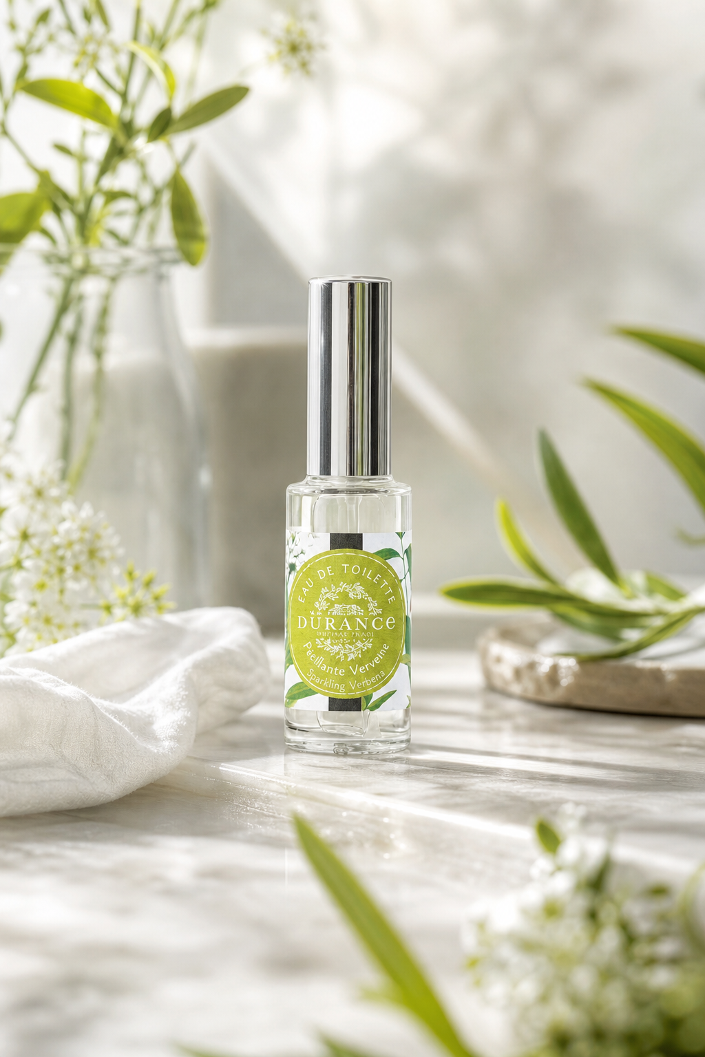 Prickelnde Verbene Mini Eau de Toilette 14ml in einer stimmungsvollen Anwendungsszene