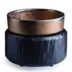 Schwarze Duftlampe mit leerer brauner Schale