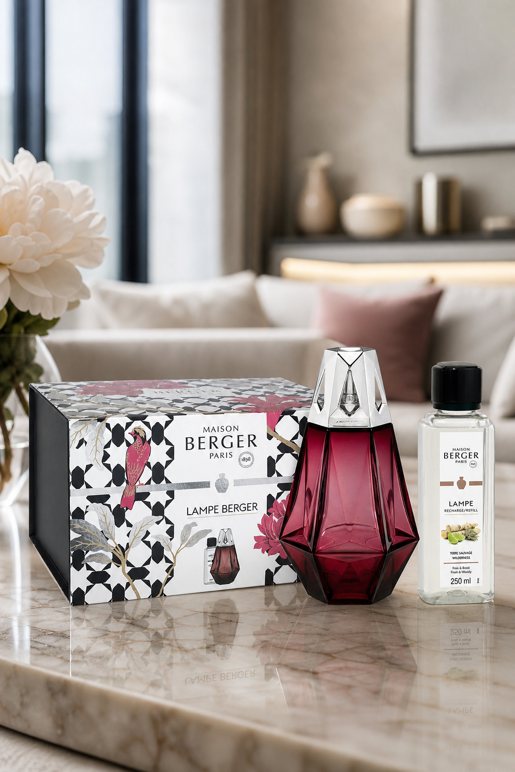 Lampe Berger Set mit Verpackung und Nachfüllflasche auf einem Tisch im Wohnraum