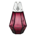 Nahaufnahme der facettierten granatfarbenen Lampe Berger mit silberfarbenem Aufsatz