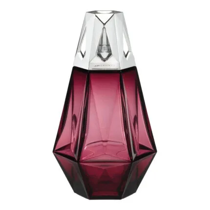 Nahaufnahme der facettierten granatfarbenen Lampe Berger mit silberfarbenem Aufsatz