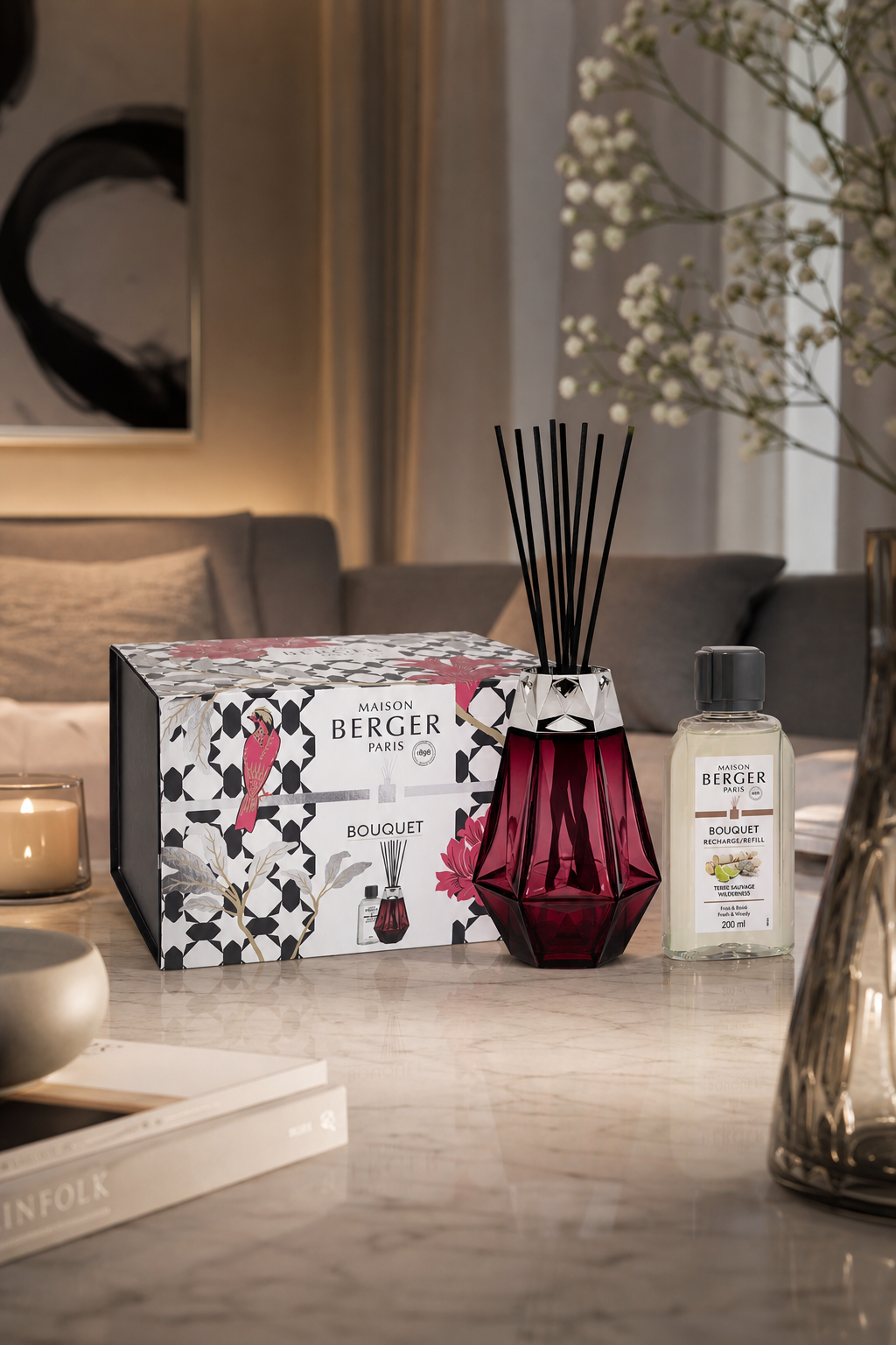 Maison Berger Diffuser-Set mit Verpackung und Nachfüllflasche auf einem Wohnzimmertisch