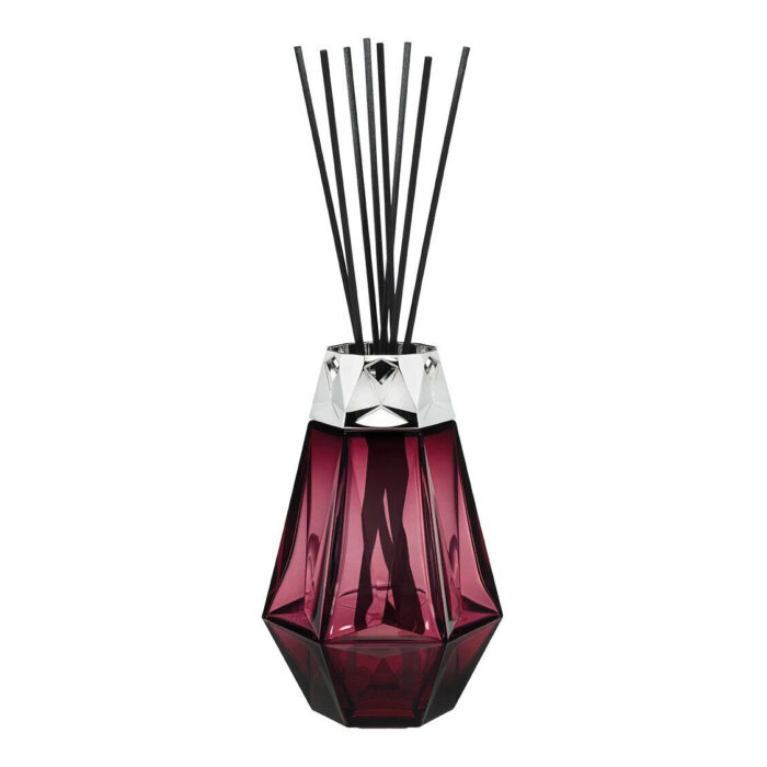 Facettierter granatfarbener Diffuser mit silbernem Aufsatz und schwarzen Stäbchen