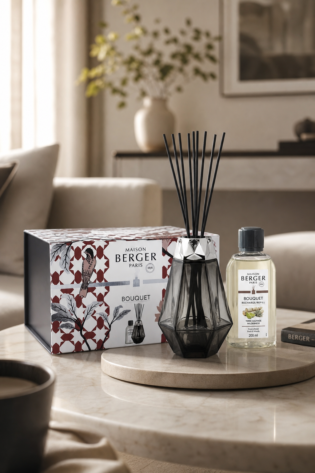 Raumduft-Diffuser mit Verpackung und Nachfüllflasche auf einem Wohnzimmertisch