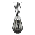 Detailansicht eines schwarzen facettierten Diffusers mit Duftstäbchen