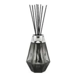 Detailansicht eines schwarzen facettierten Diffusers mit Duftstäbchen