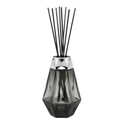 Detailansicht eines schwarzen facettierten Diffusers mit Duftstäbchen