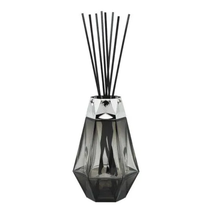 Detailansicht eines schwarzen facettierten Diffusers mit Duftstäbchen