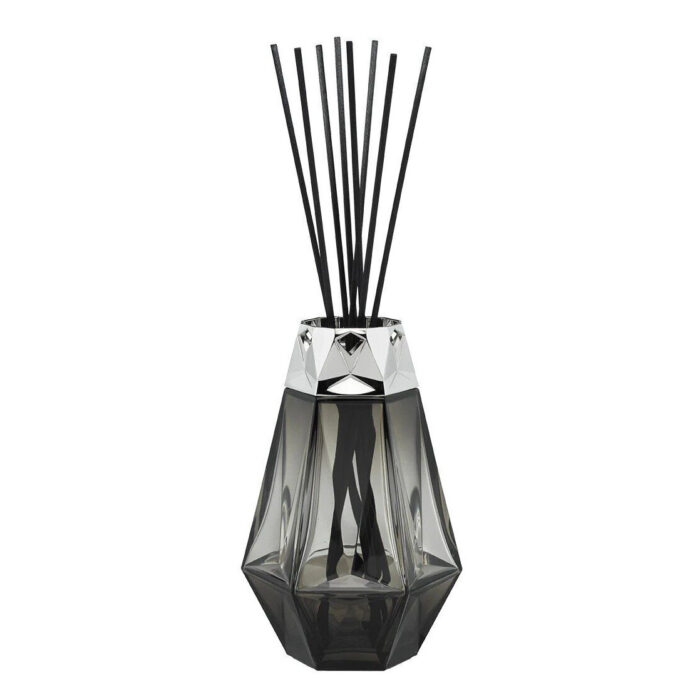Detailansicht eines schwarzen facettierten Diffusers mit Duftstäbchen