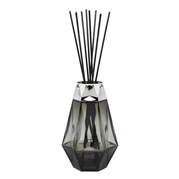 Detailansicht eines schwarzen facettierten Diffusers mit Duftstäbchen