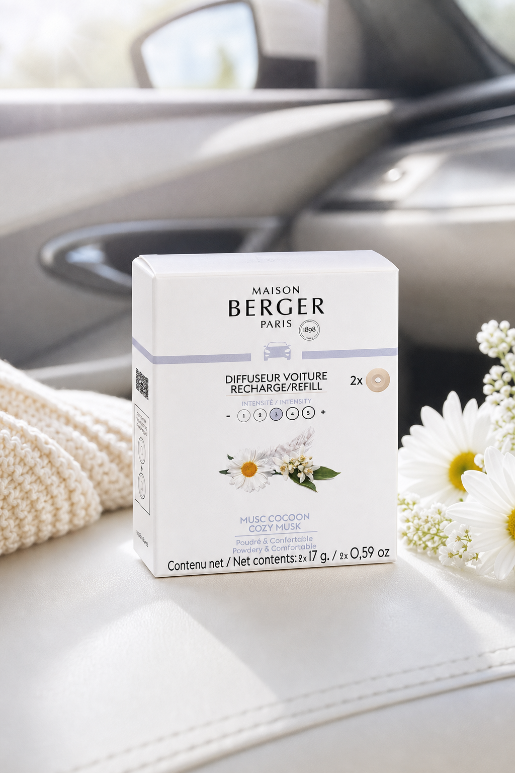Maison Berger Autoduft-Nachfüller Musc Cocoon in Verpackung auf einer Fahrzeugkonsole