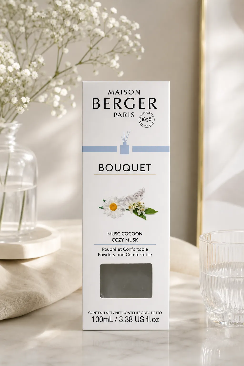 Bouquet Verpackung im Wohnambiente Maison Berger Bouquet-Verpackung Musc Cocoon auf einem Tisch
