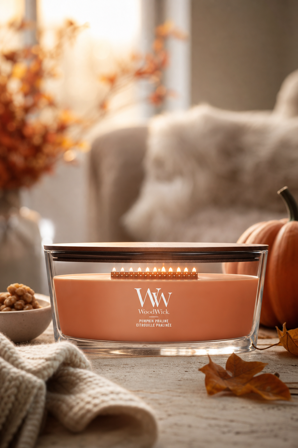 WoodWick Pumpkin Praline Kerze brennend im Glas auf einem Tisch