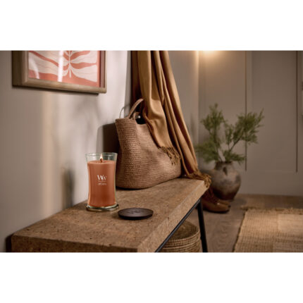 WoodWick Pumpkin Praline Kerzen auf einer Ablage neben einer Kaffeekanne