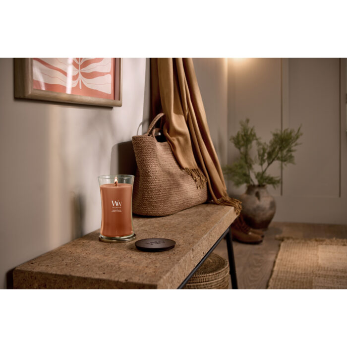 WoodWick Pumpkin Praline Kerzen auf einer Ablage neben einer Kaffeekanne