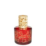Nahaufnahme der roten Sweet Lampe Berger mit goldener Schrift und Schmetterlingsmuster