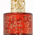 Nahaufnahme der roten Lampe Berger mit goldener Abdeckung und Schriftzug Lolita Lempicka