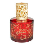 Nahaufnahme der roten Sweet Lampe Berger mit goldener Schrift und Schmetterlingsmuster