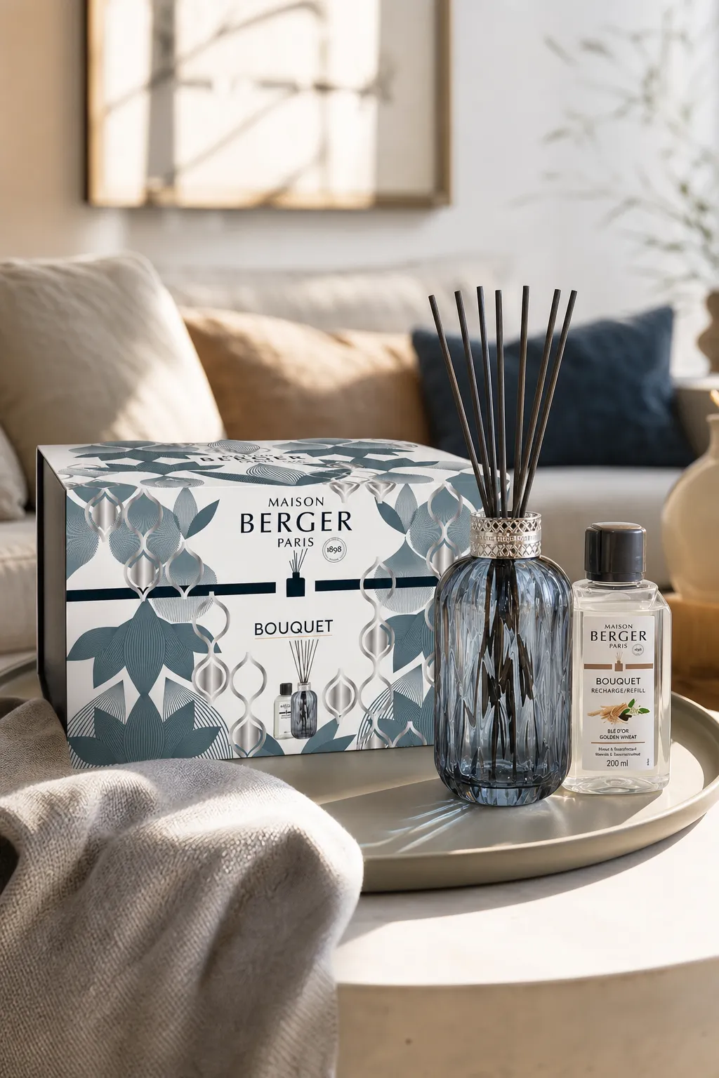 Diffuser-Set im Wohnbereich Diffuser-Set mit Verpackung auf einem Wohnzimmertisch neben Sofa und Dekoration