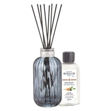 Blauer Diffuser mit Duftstäbchen und daneben stehender Nachfüllflasche
