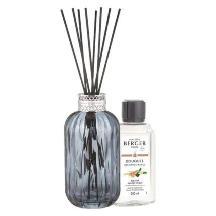 Blauer Diffuser mit Duftstäbchen und daneben stehender Nachfüllflasche