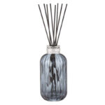 Nahaufnahme eines blauen Diffusers mit schwarzen Duftstäbchen